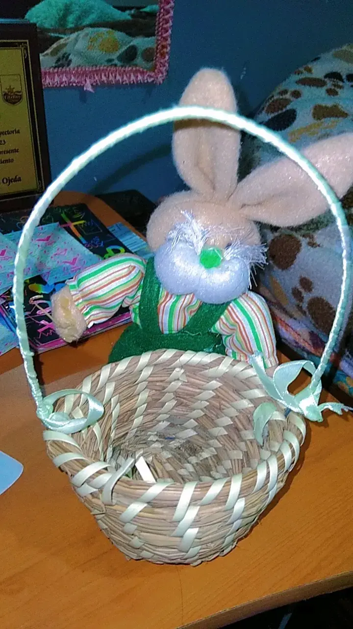 Canasta decorativa con conejo de peluche
