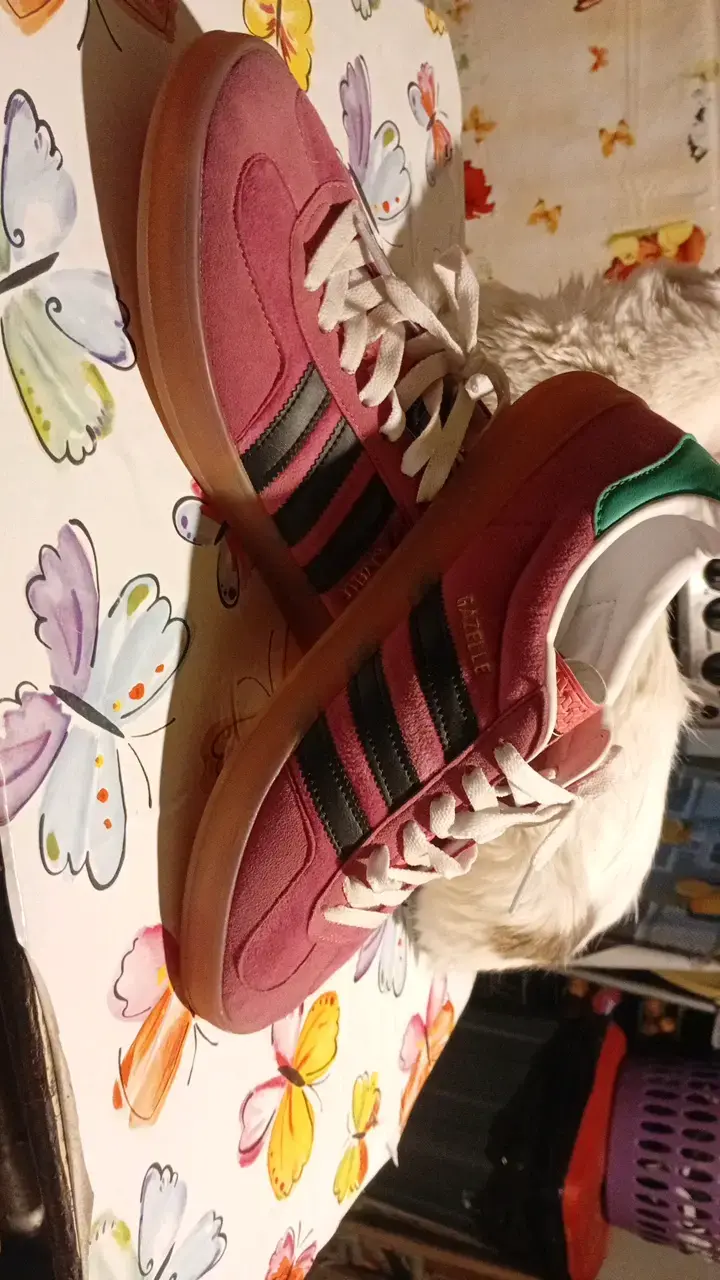 Zapatillas deportivas rojas con rayas negras - 1