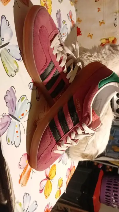 Zapatillas deportivas rojas con rayas negras - miniatura 1
