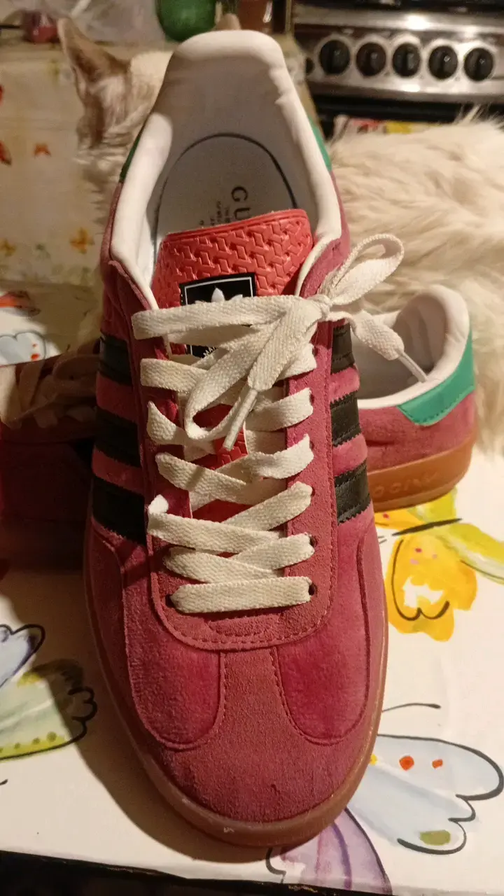 Zapatillas deportivas rojas con rayas negras - 4