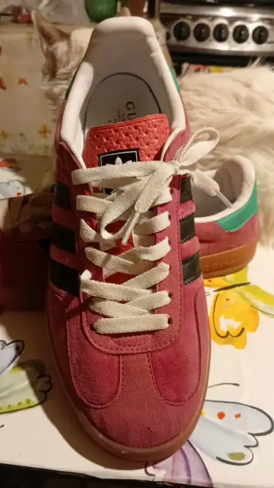 Zapatillas deportivas rojas con rayas negras - miniatura 4