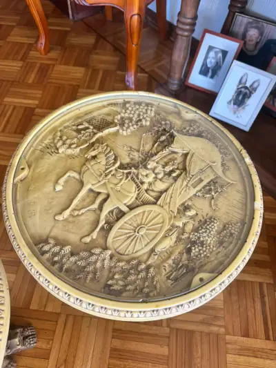 Mesa auxiliar decorativa con grabado en relieve - miniatura 1