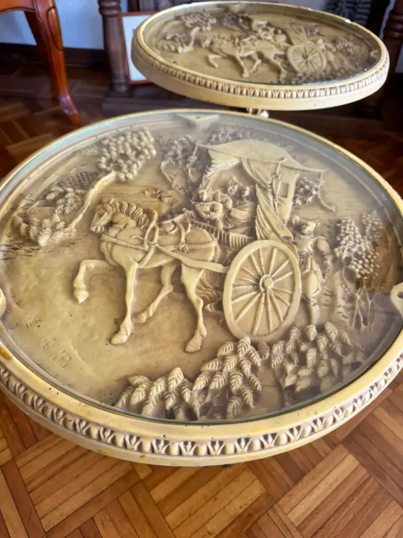 Mesa auxiliar decorativa con grabado en relieve - 2