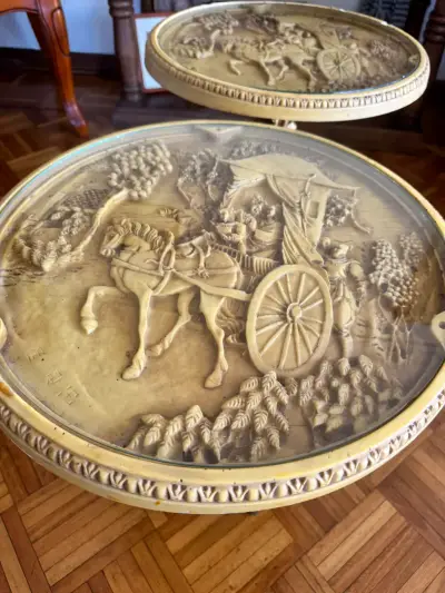 Mesa auxiliar decorativa con grabado en relieve - miniatura 2