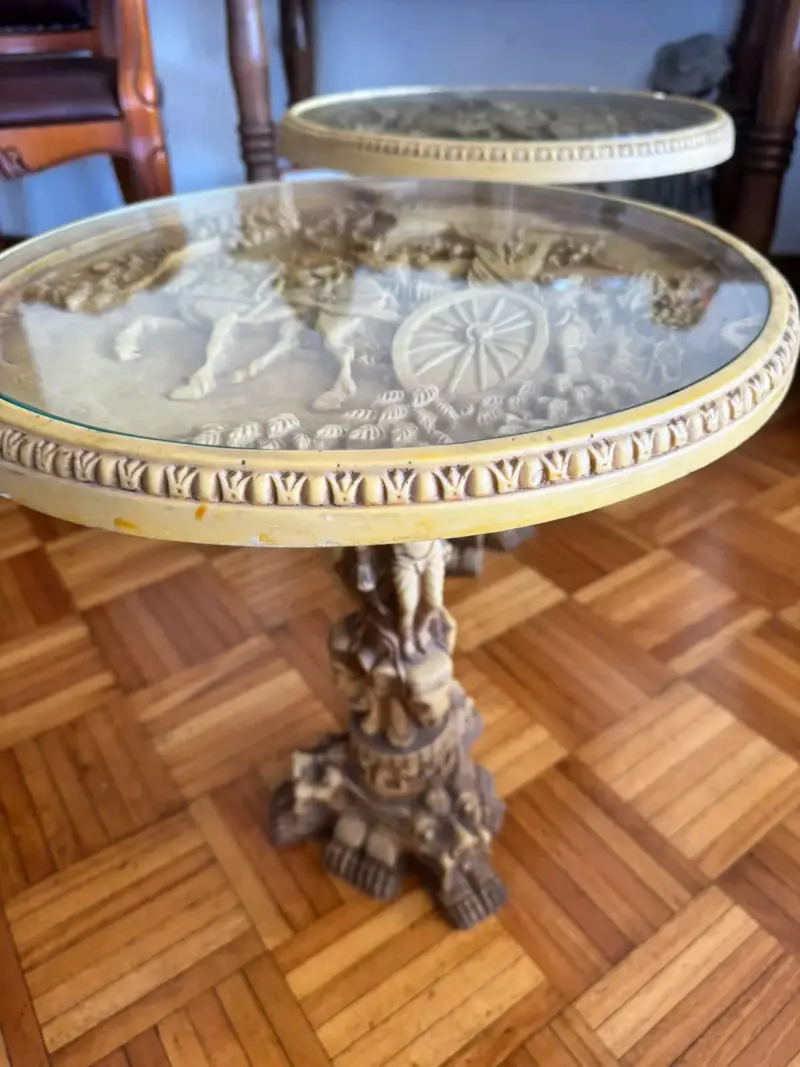 Mesa auxiliar decorativa con grabado en relieve - 3