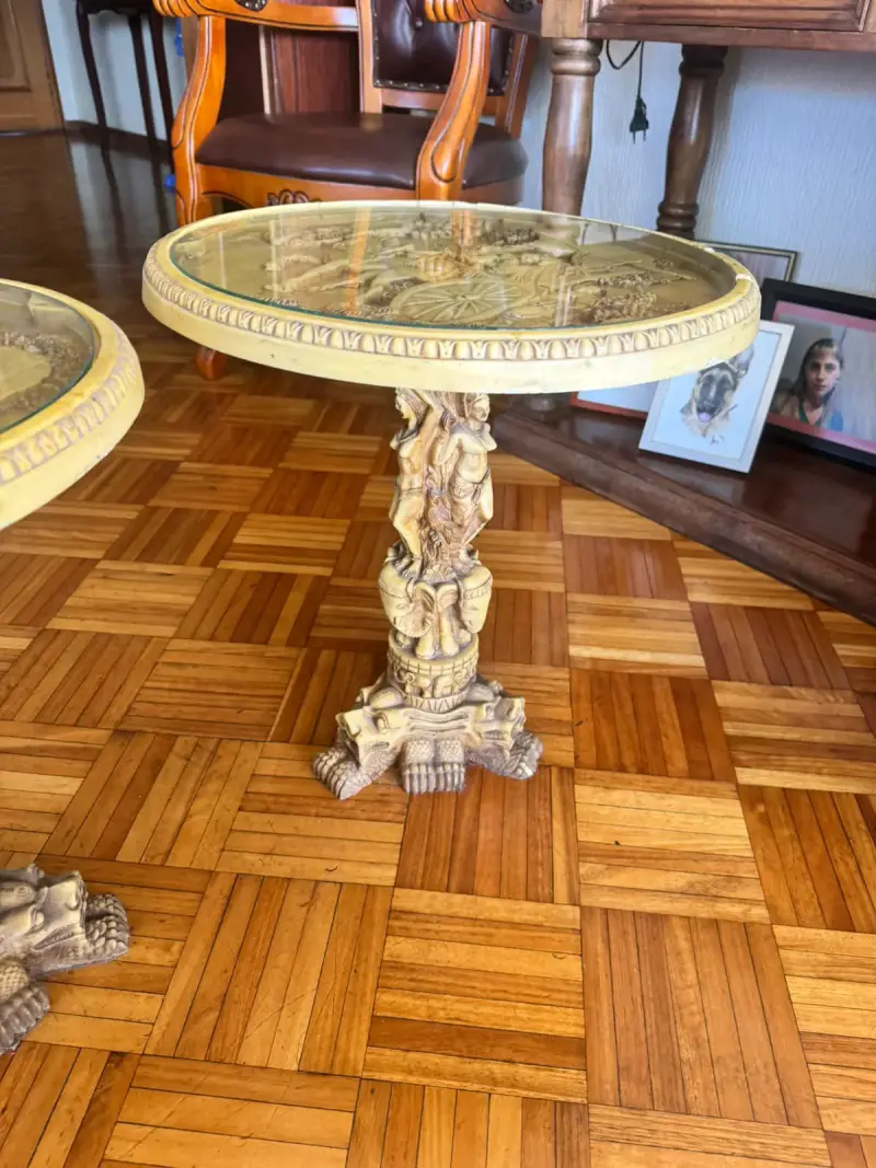 Mesa auxiliar decorativa con grabado en relieve - 4