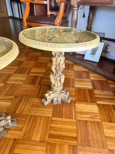 Mesa auxiliar decorativa con grabado en relieve - miniatura 4