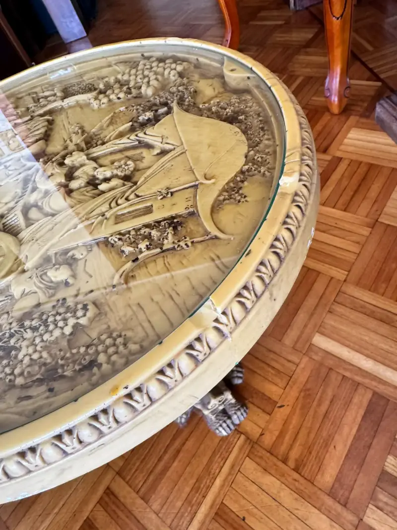 Mesa auxiliar decorativa con grabado en relieve - 5