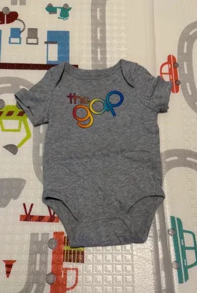 Body de bebé gris Baby Gap 3-6 meses - miniatura 1