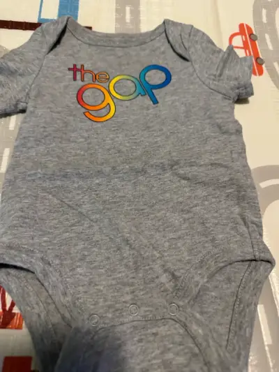 Body de bebé gris Baby Gap 3-6 meses - miniatura 2