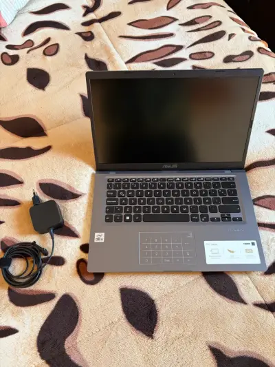 Laptop ASUS Intel Core i5 con cargador - miniatura 1