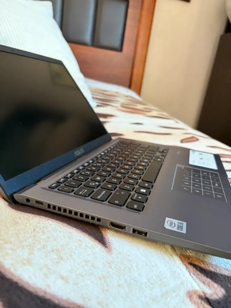 Laptop ASUS Intel Core i5 con cargador - 2