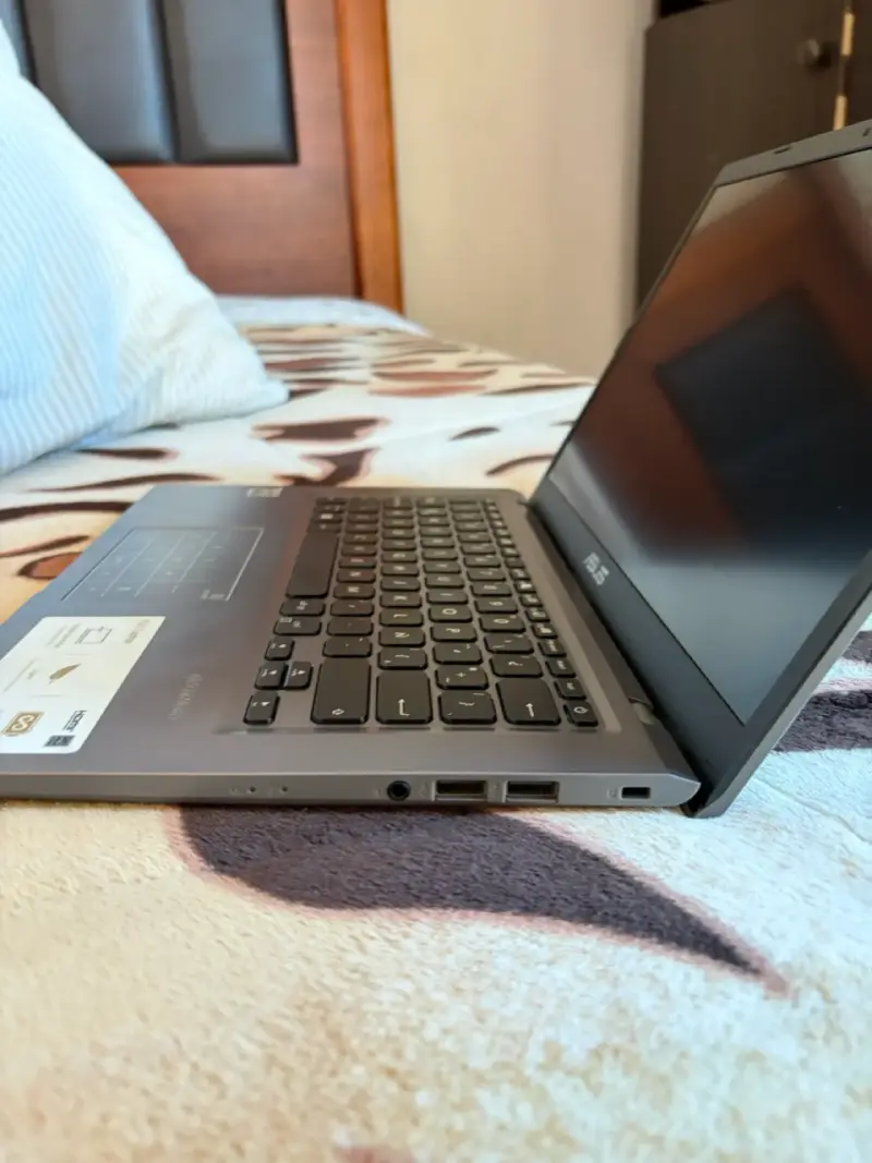 Laptop ASUS Intel Core i5 con cargador - 3