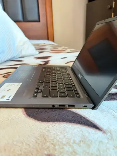 Laptop ASUS Intel Core i5 con cargador - miniatura 3