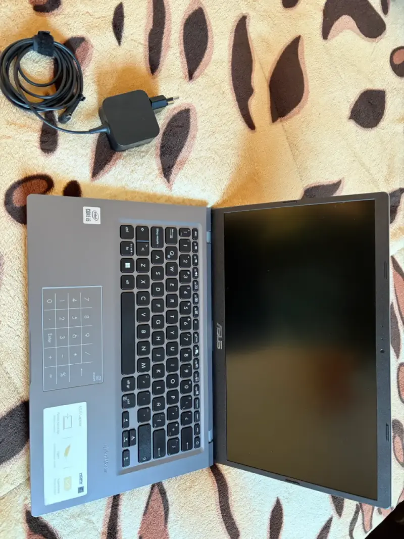 Laptop ASUS Intel Core i5 con cargador - 4