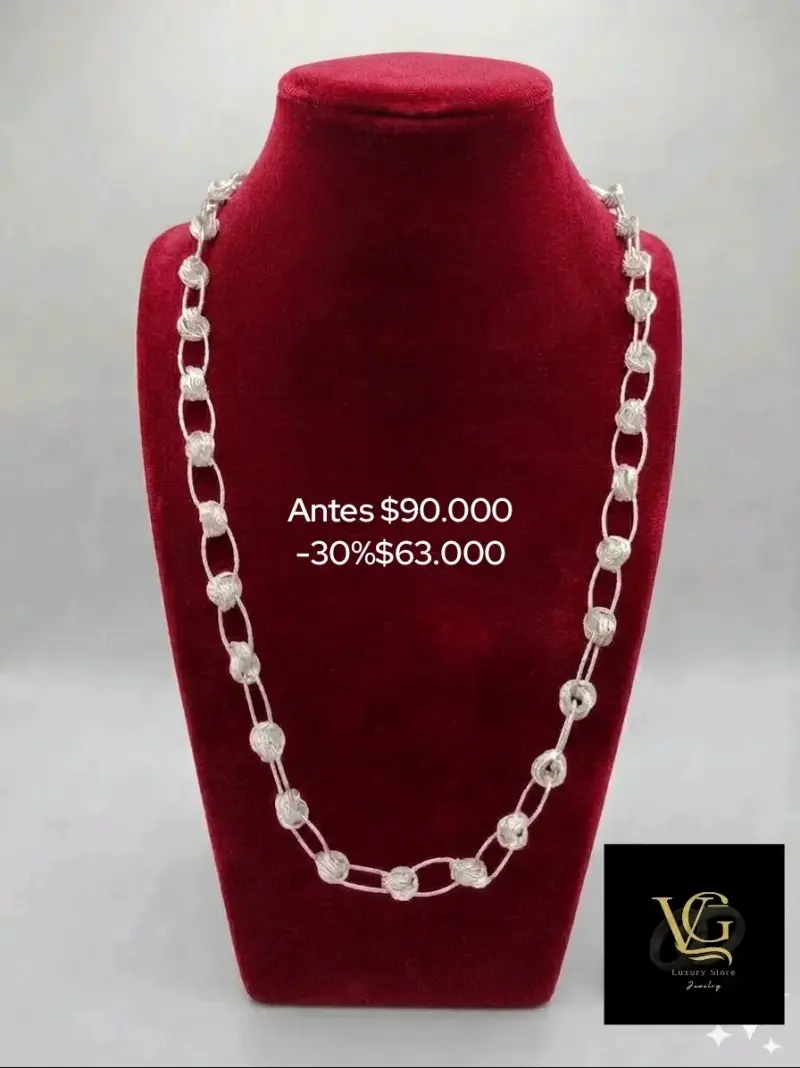 Collar de plata con diseño elegante