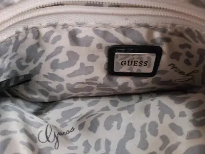 Cartera de mano negra Guess Los Angeles - miniatura 3