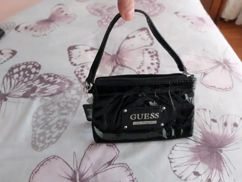 Cartera de mano negra Guess Los Angeles - 4