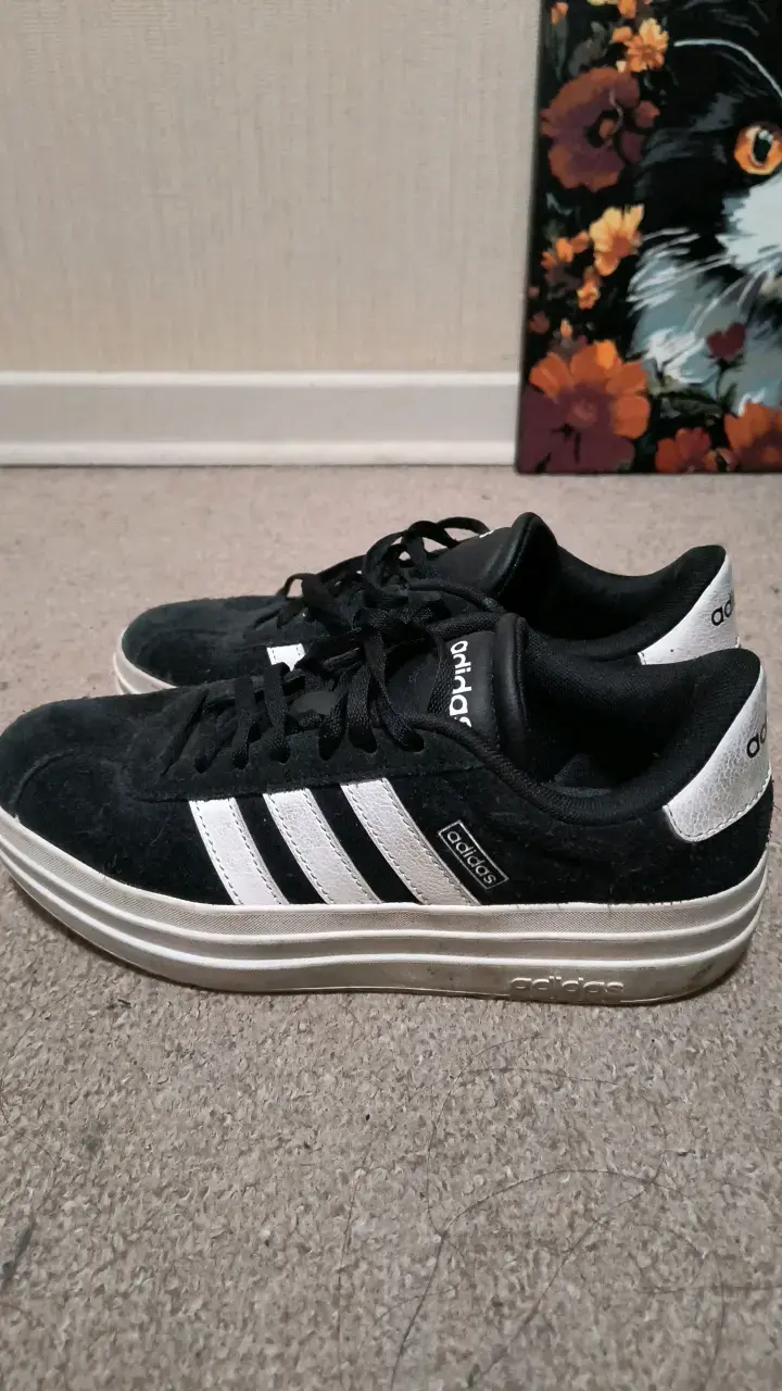 Zapatillas negras Adidas con franjas blancas - 1