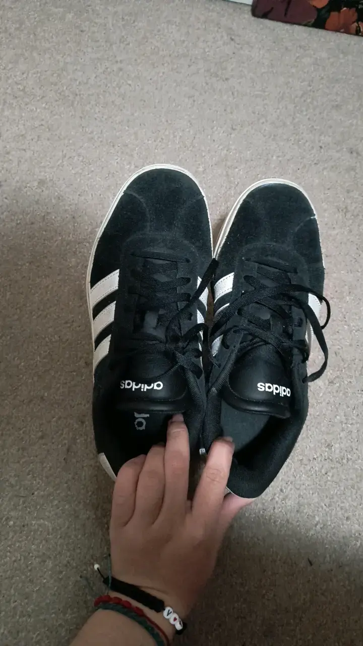 Zapatillas negras Adidas con franjas blancas - 2
