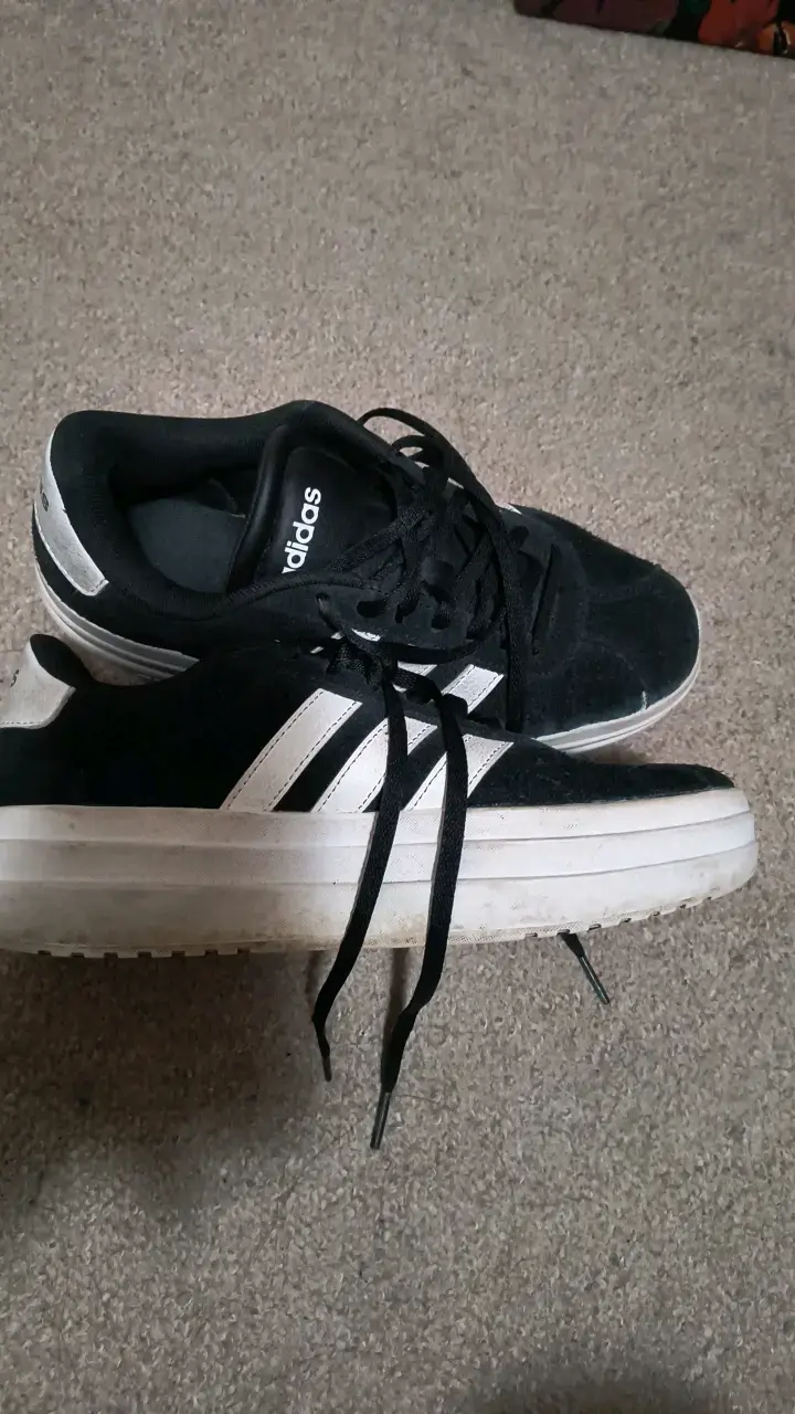 Zapatillas negras Adidas con franjas blancas - 3