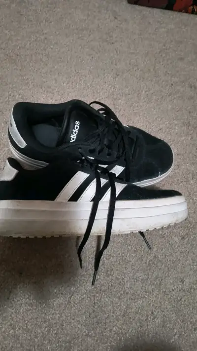 Zapatillas negras Adidas con franjas blancas - miniatura 3