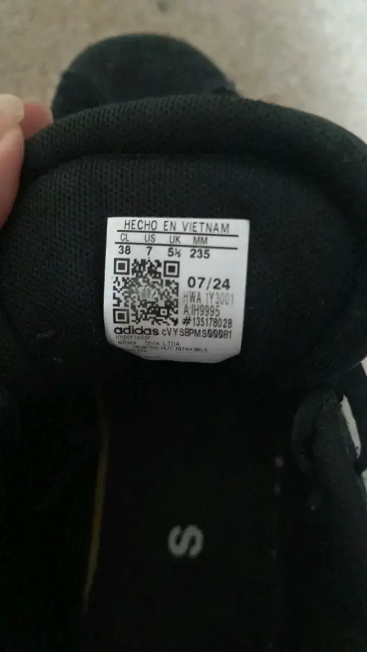 Zapatillas negras Adidas con franjas blancas - 4