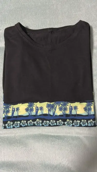 Polera negra con estampado tropical - miniatura 1