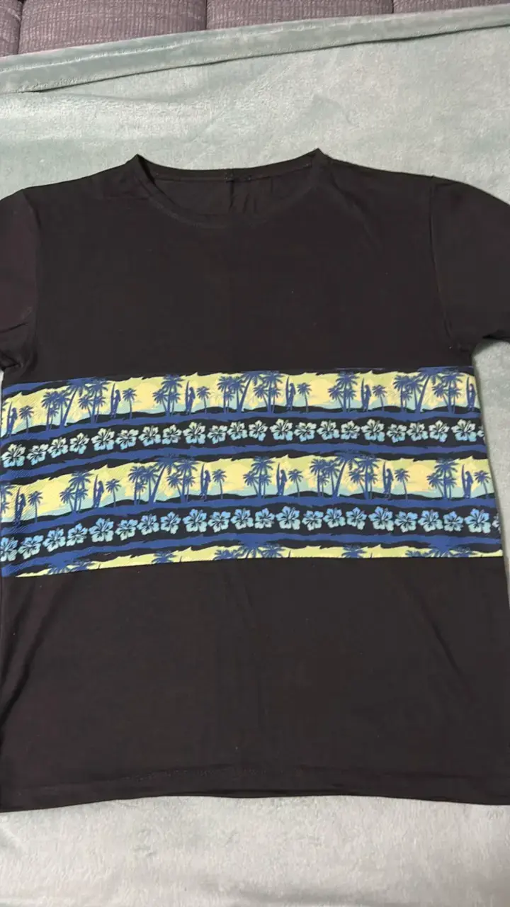 Polera negra con estampado tropical - 2