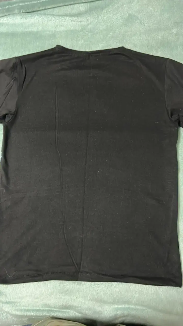 Polera negra con estampado tropical - 4