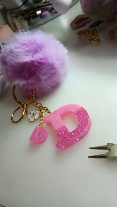 Llaveros con letras de resina . - miniatura 1