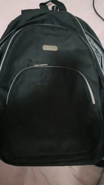 Mochila negra para laptop 15 pulgadas - miniatura 1