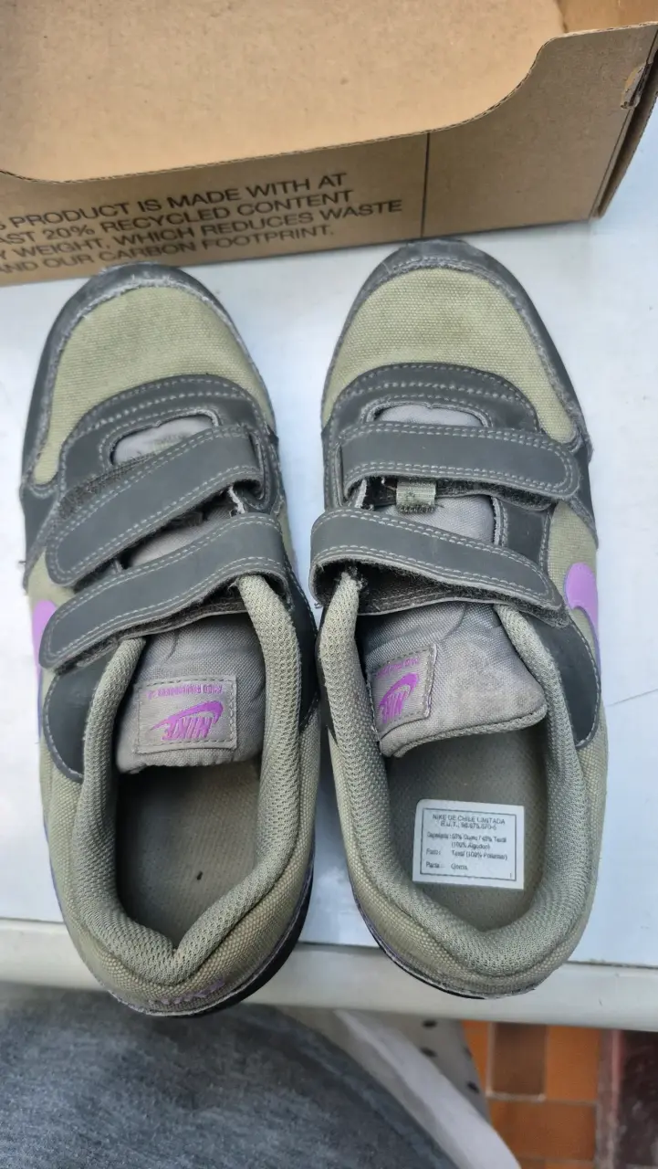 Zapatillas Nike para niñas con velcro - 1