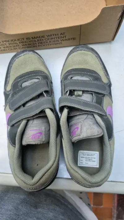 Zapatillas Nike para niñas con velcro - miniatura 1