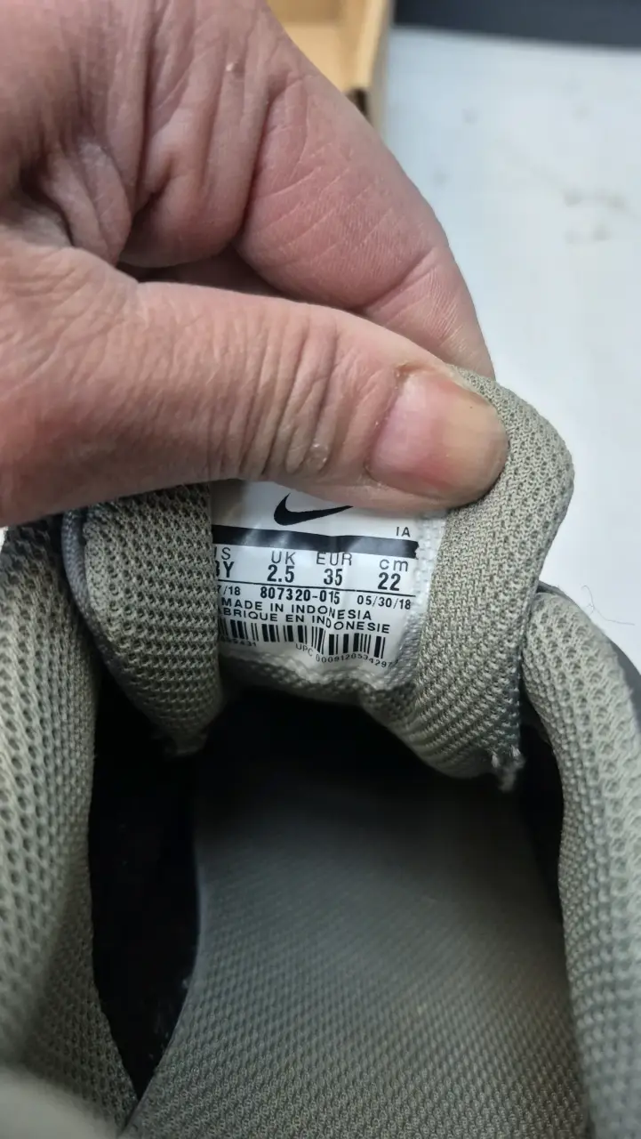 Zapatillas Nike para niñas con velcro - 2