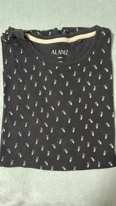 Polera negra con estampado tropical - miniatura 1