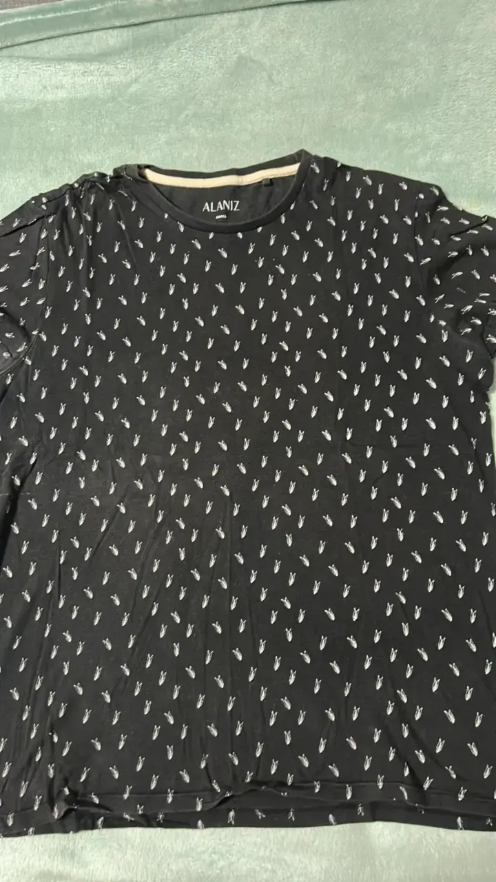 Polera negra con estampado tropical - 2