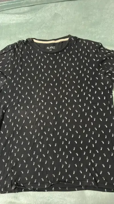 Polera negra con estampado tropical - miniatura 2