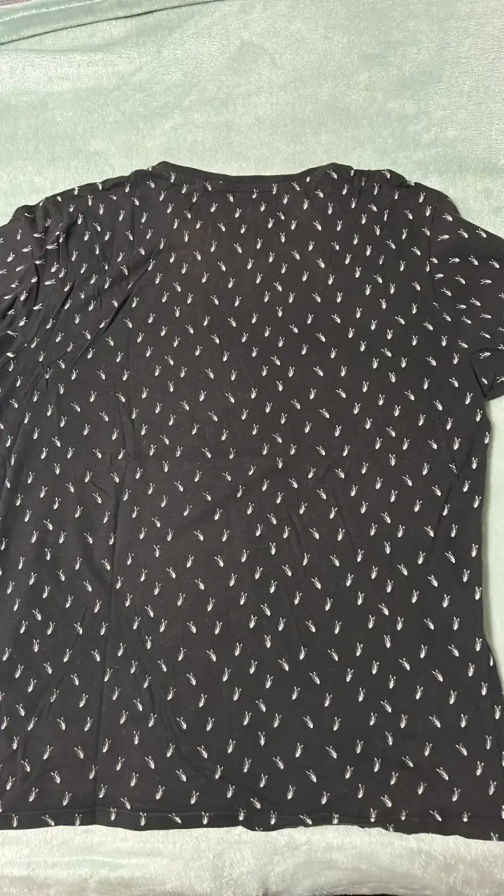 Polera negra con estampado tropical - 3