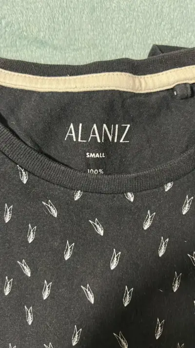 Polera negra con estampado tropical - miniatura 4