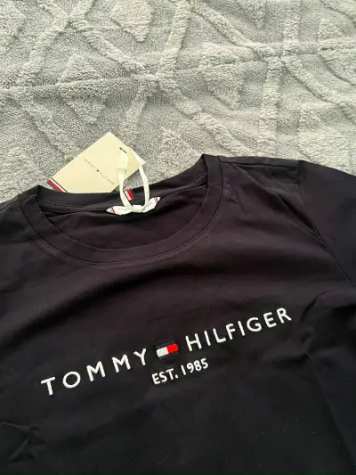 Polera negra Tommy Hilfiger para mujer - miniatura 1