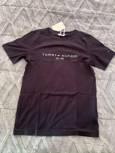 Polera negra Tommy Hilfiger para mujer - miniatura 2