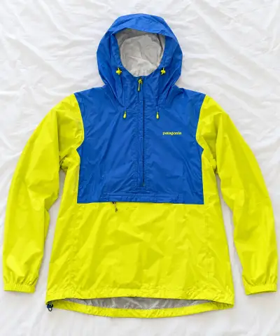 Cortaviento Patagonia azul y amarillo para hombre - miniatura 1