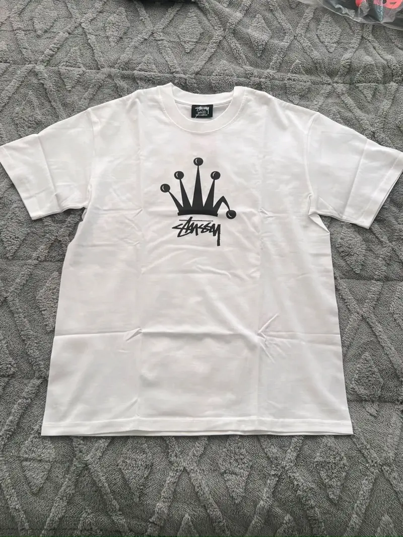 Polera blanca Stussy con diseño de corona - 1