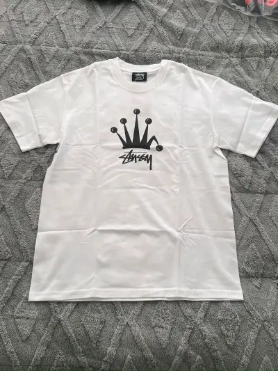 Polera blanca Stussy con diseño de corona - miniatura 1