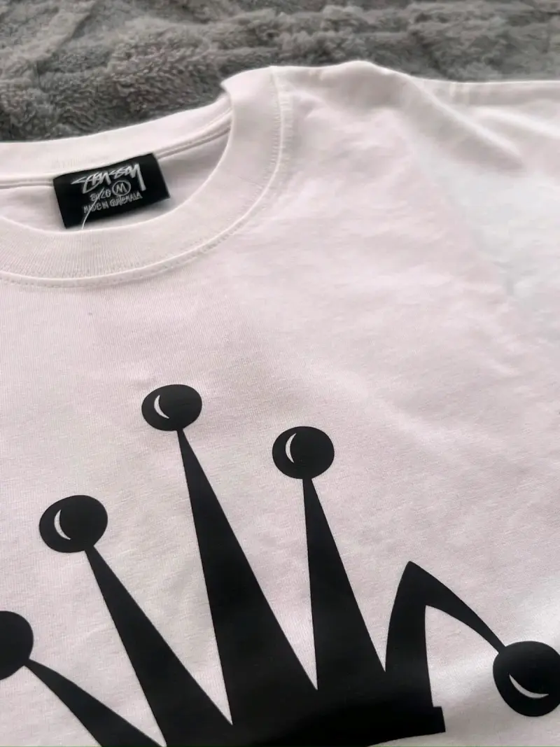 Polera blanca Stussy con diseño de corona - 2