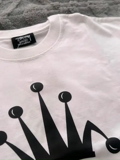 Polera blanca Stussy con diseño de corona - miniatura 2