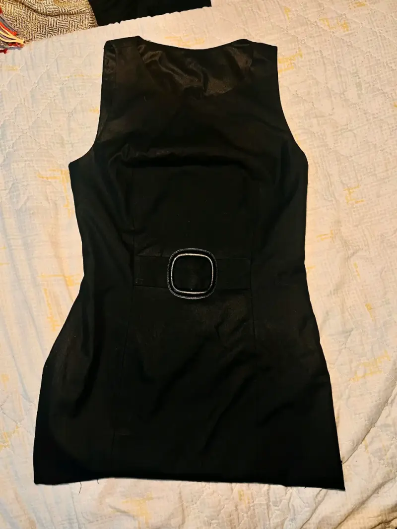 Vestido negro sin mangas con cinturón. - 1
