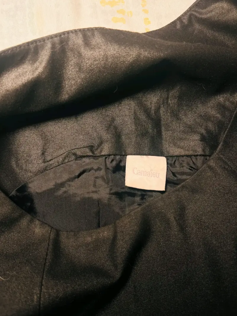 Vestido negro sin mangas con cinturón. - 2
