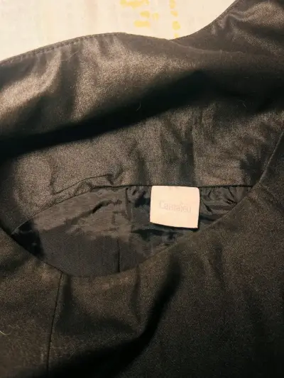 Vestido negro sin mangas con cinturón. - miniatura 2